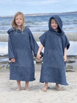 børneponcho i farven blue jeans