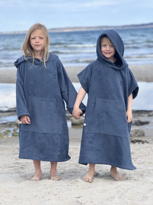 børneponcho i farven blue jeans